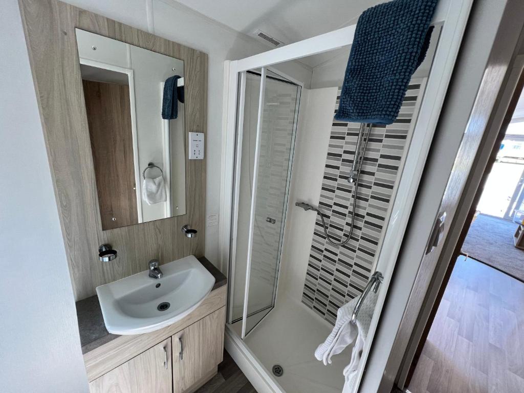 Koupelna v ubytování 3 Bedroom Caravan LG34, Lower Hyde, Shanklin