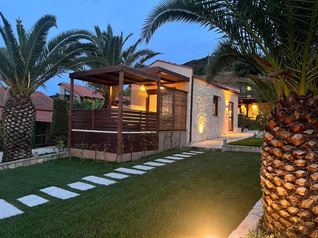 une maison avec un palmier dans la cour dans l'établissement Palma Deluxe House, à Sarti