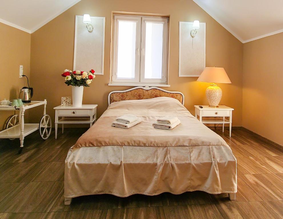 グルジョンツにあるAraratのベッドルーム1室(ベッド1台、テーブル2台、窓付)