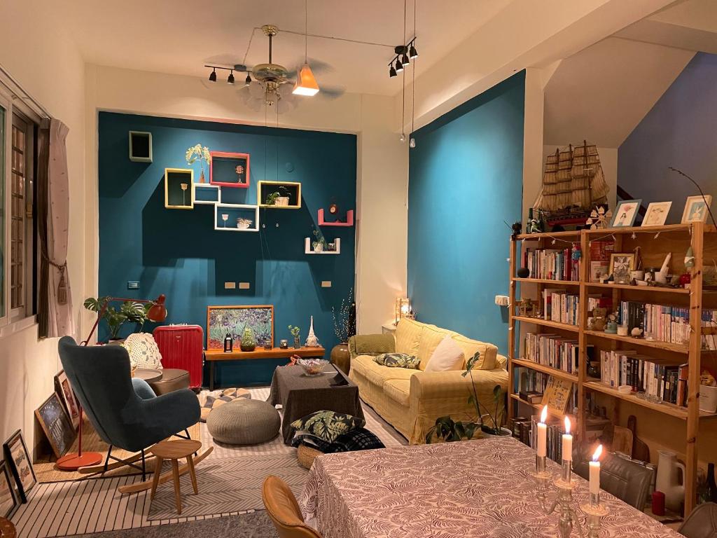 een woonkamer met een blauwe accentmuur bij 日月潭-讀好民宿 Read Nice House B&B in Yuchi