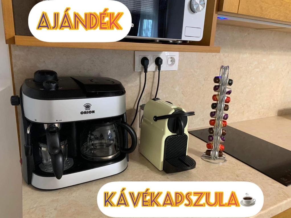 Príslušenstvo na prípravu kávy alebo čaju v ubytovaní Dodi Apartman