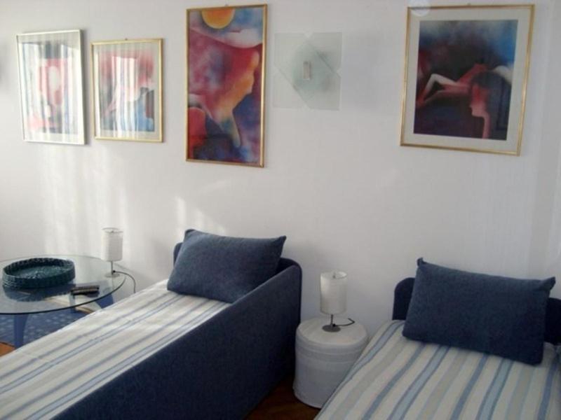 Sala de estar con 2 camas y mesa en Riki, en Split