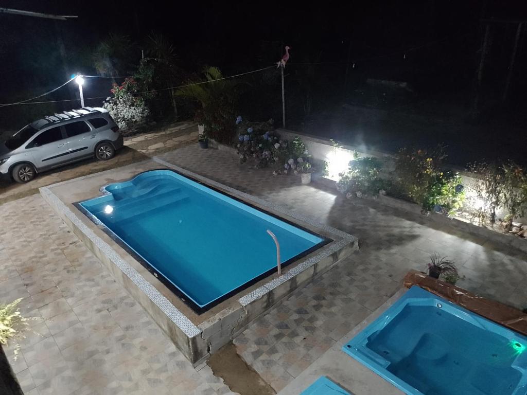 - une vue sur la piscine la nuit dans l'établissement Cantinho da Vovó Lucinda, à Diamantina