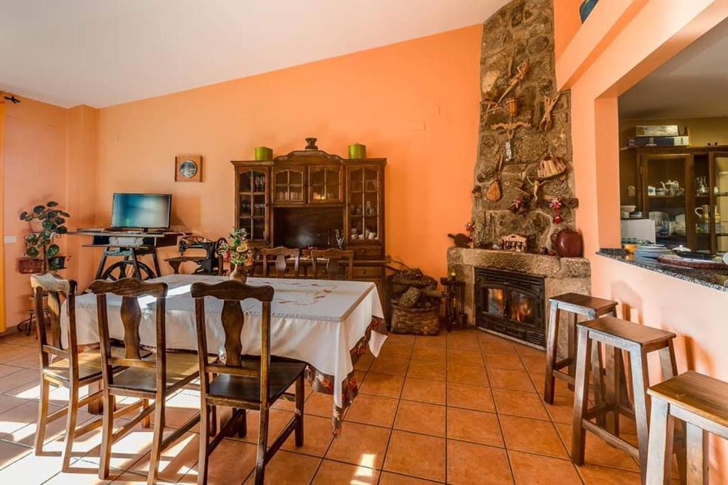 Televízia a/alebo spoločenská miestnosť v ubytovaní Apartamentos & Casa Rural Boada con Jardin Interior y Barbacoa