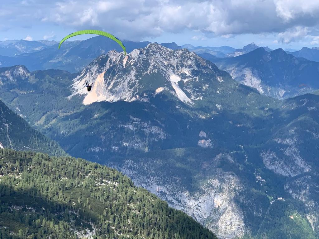 uma pessoa a voar de pára-quedas sobre uma montanha em Apartment Heidi em Bad Goisern
