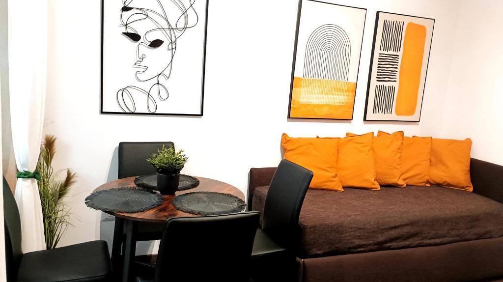 ein Wohnzimmer mit einem Tisch und einem Sofa in der Unterkunft Suite Mirella in Neapel