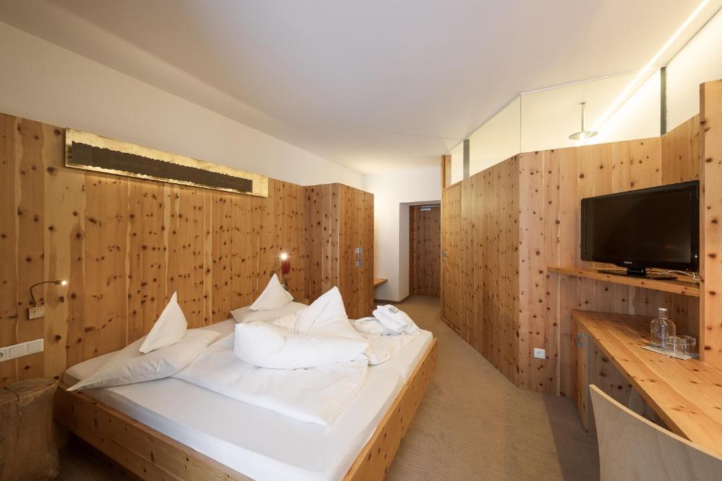 Televízia a/alebo spoločenská miestnosť v ubytovaní Hotel Madatsch