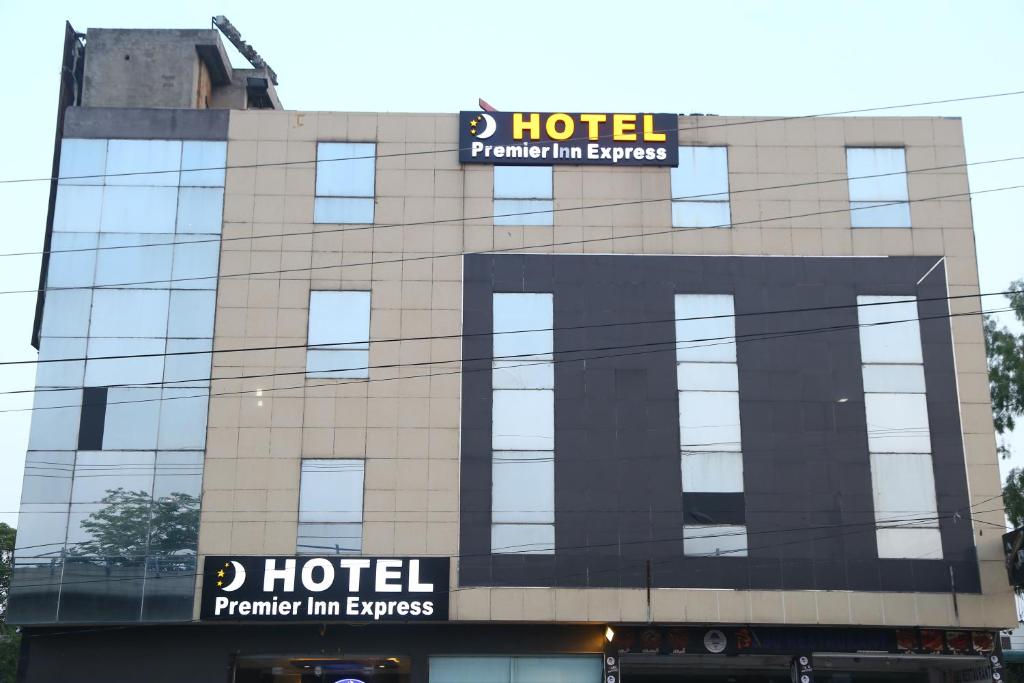 un hôtel avec un panneau sur le côté d'un bâtiment dans l'établissement Premier Inn Express Gulberg Lahore, à Lahore