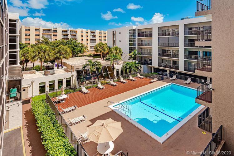 una vista aérea de una piscina en un edificio en Amazing condo 5 minute walk to the beach! en Miami Beach