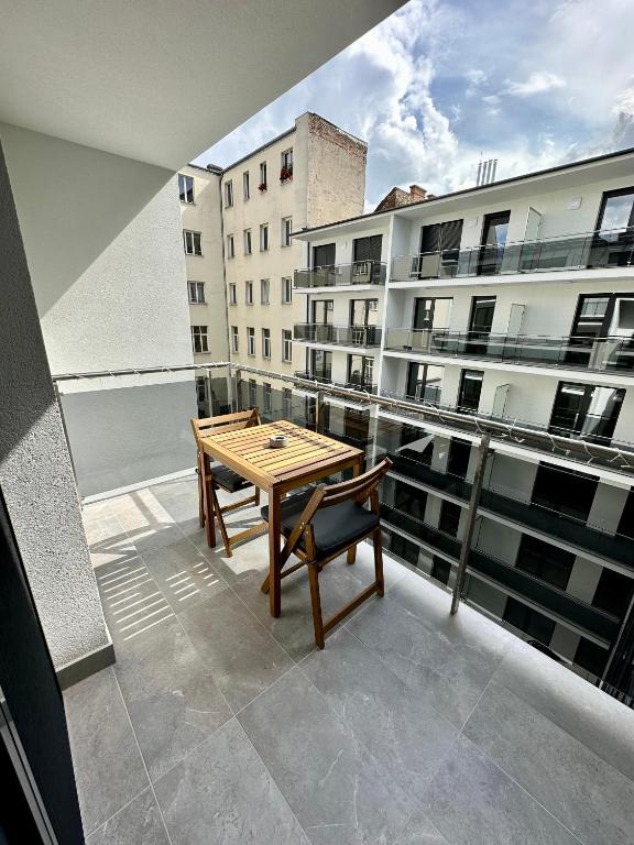 Cityscape Apartment ~ AC/Indoor parking/Balcony photo