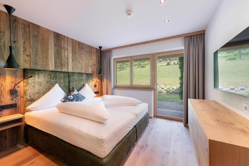 Postel nebo postele na pokoji v ubytování Hotel AlpenSchlössl