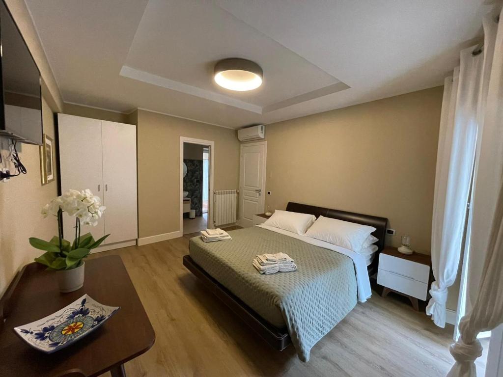 Un dormitorio con una cama y una mesa. en B&B Ai Cortili en Sant'Egidio del Monte Albino