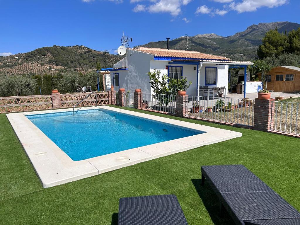 - une piscine dans la cour d'une maison dans l'établissement Finca rústica “Puerta Palo”, à Alozaina