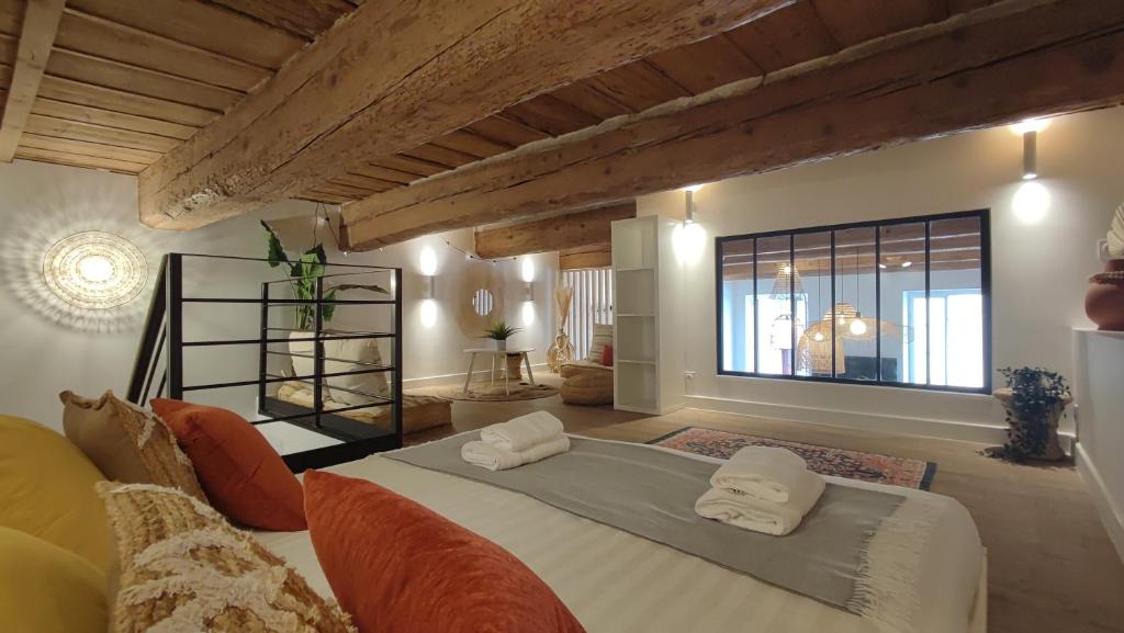 une chambre avec un grand lit avec deux serviettes dessus dans l'établissement Le Florian - Somptueux T3 à 50 m du Vieux Port, à Marseille