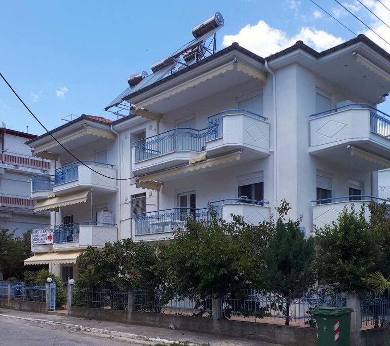 un edificio blanco con balcones en un lateral en Shadow of Olympus 2 (5 beds) en Olympiakí Aktí