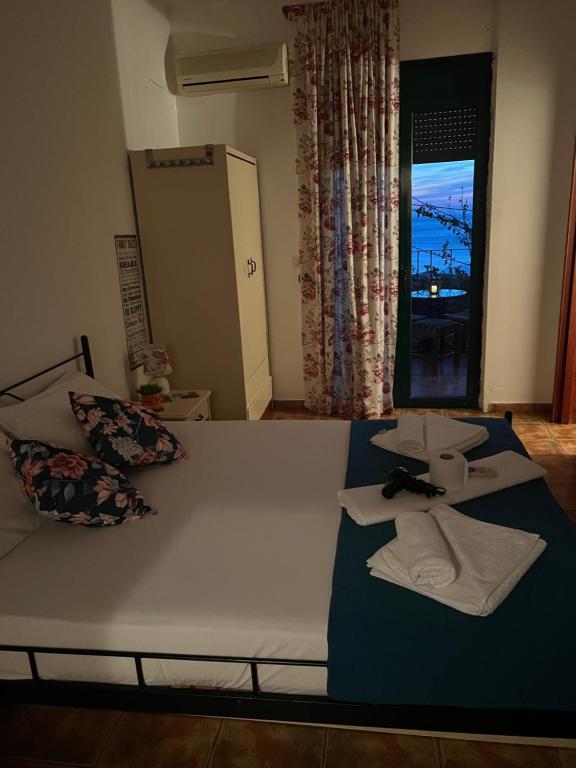Postel nebo postele na pokoji v ubytování Georgakas rooms