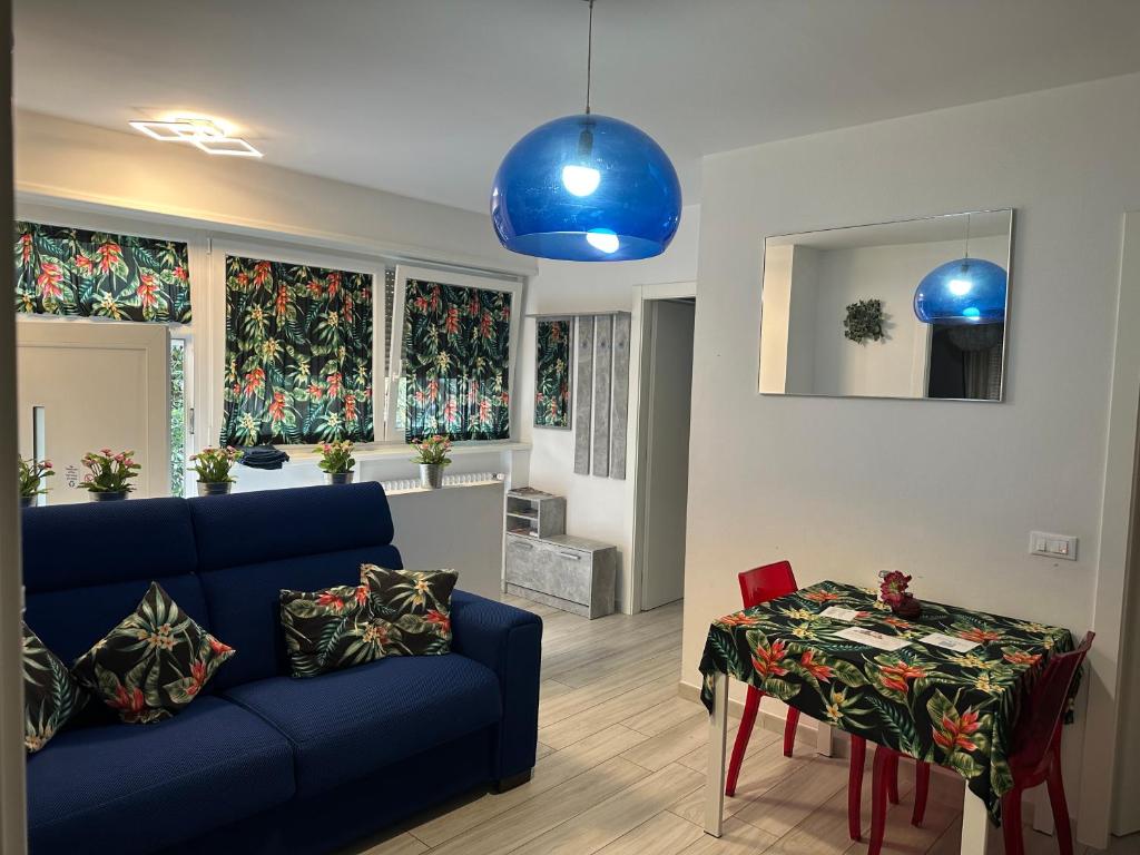 salon z niebieską kanapą i stołem w obiekcie Manuel's Home 1 FREE parking Wi-Fi AC w mieście Bolzano