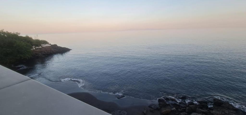 balkon z widokiem na ocean w obiekcie Seaview Apartament, Playa Chica, Las Gaviotas, Apartamento 311 w mieście Santa Cruz de Tenerife