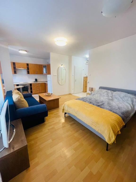 una camera da letto con un letto e un divano di CENTRAL STUDIO CLOSE TO ANDRASSY AVENUE for 4 persons a Budapest