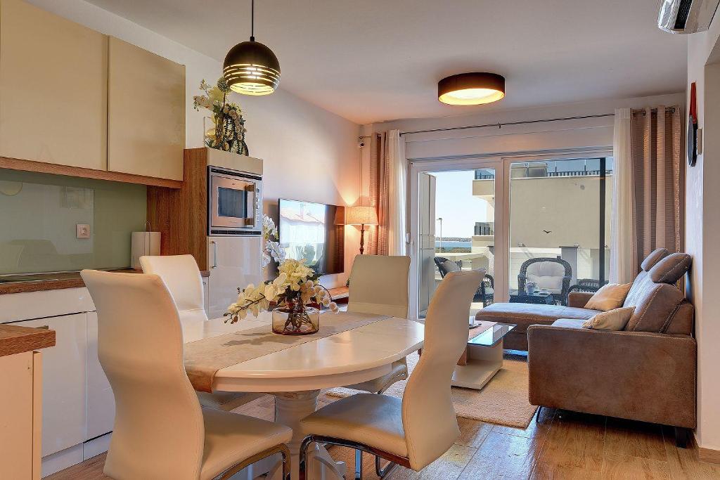 Modernes Apartement mit Meerblick