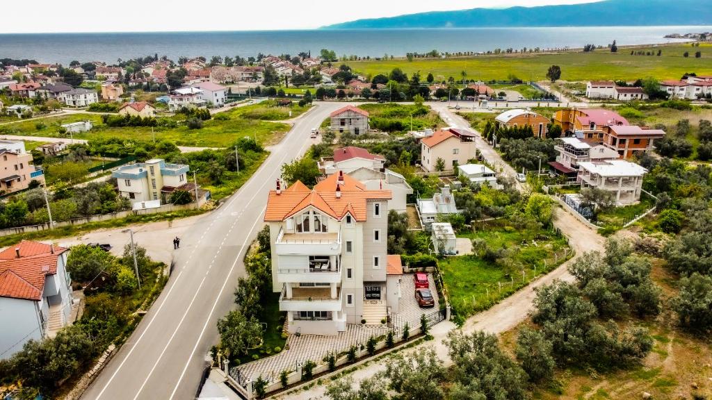 uma vista aérea de uma cidade com casas e uma estrada em Your Home in the Heart of Nature! -6 persons em Gemlik