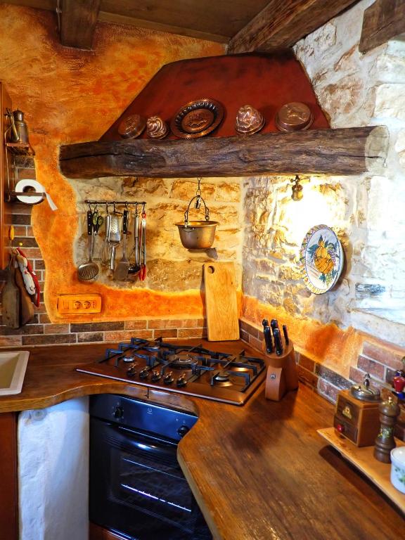 Kuchnia lub aneks kuchenny w obiekcie Cottage al Merlo Olivo