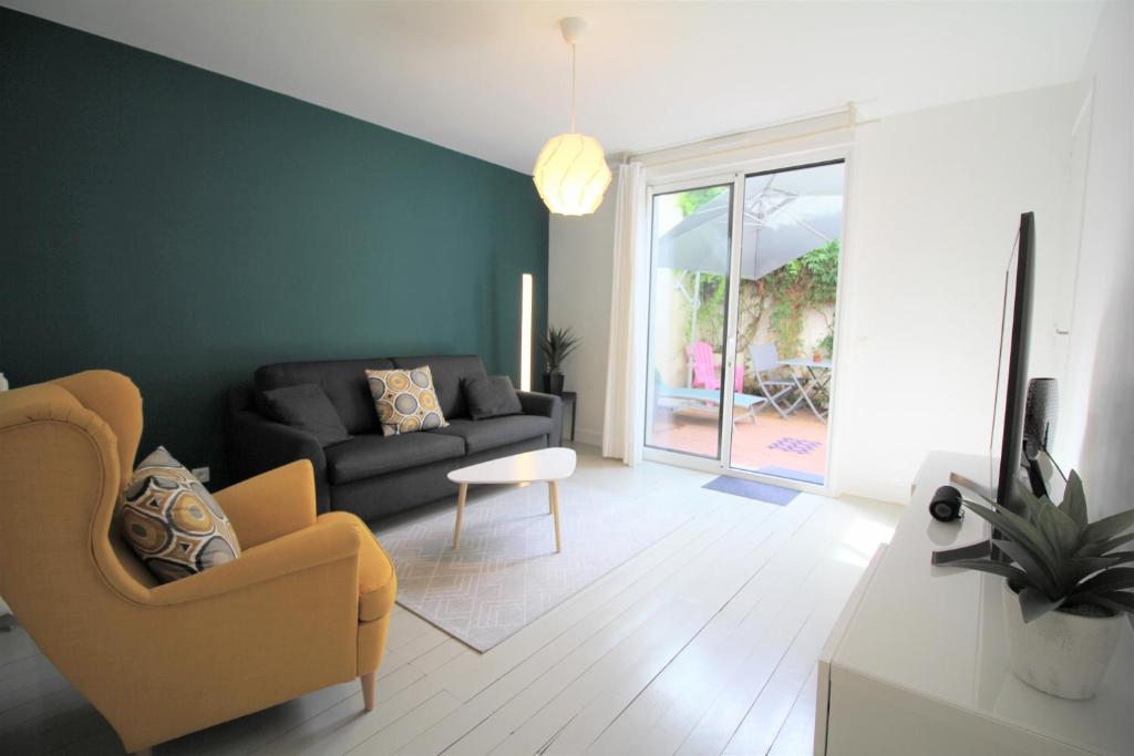 a living room with a couch and a table at Villa Hyper Centre in Arcachon