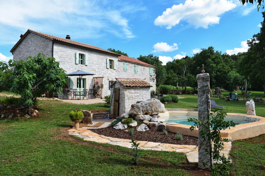 dom z basenem przed dziedzińcem w obiekcie Cottage al Merlo Olivo w mieście Buje