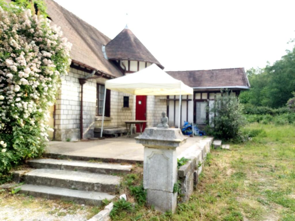 uma casa com um alpendre e escadas em frente em Source AUGER em Gruchet-le-Valasse