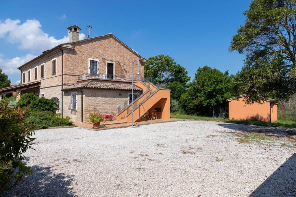 een extern uitzicht op een huis met een trap bij Appartamento in villa in Fano