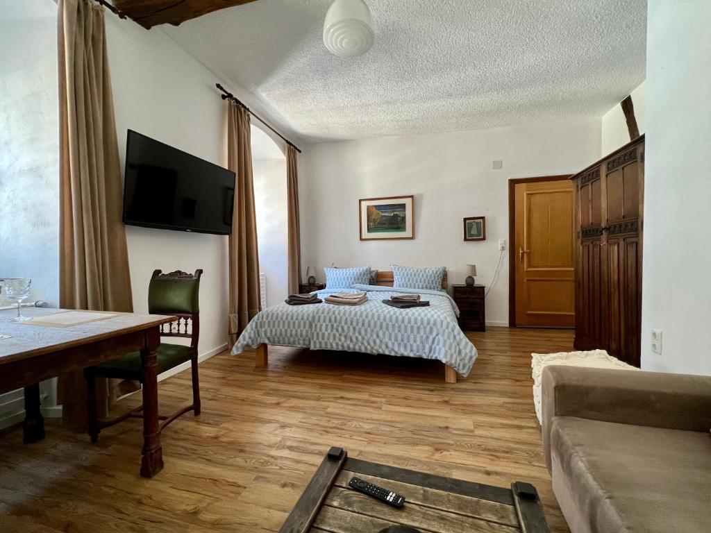 ein Wohnzimmer mit einem Bett und einem Tisch in der Unterkunft Apartment Georgstor im Posthalterhof mit Sauna in Blankenheim
