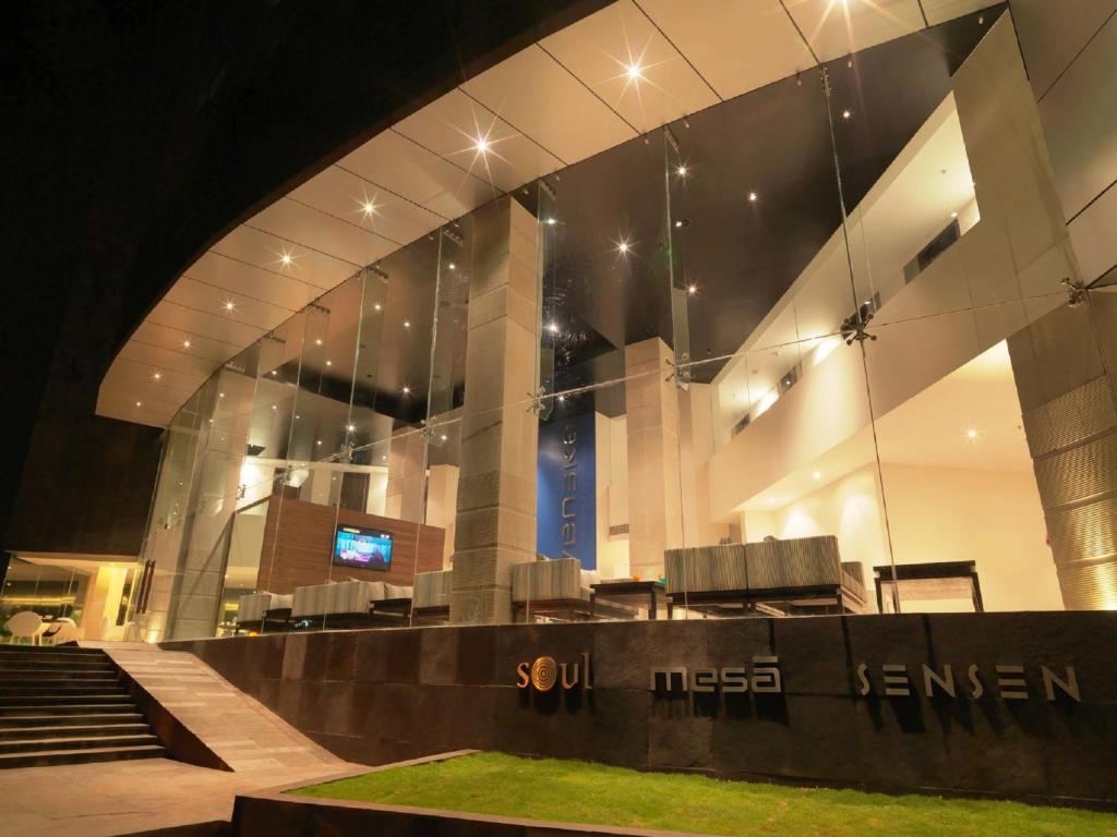 ein großes Glasgebäude mit einer Bühne davor in der Unterkunft Svenska Design Hotel, Electronic City, Bangalore in Bangalore