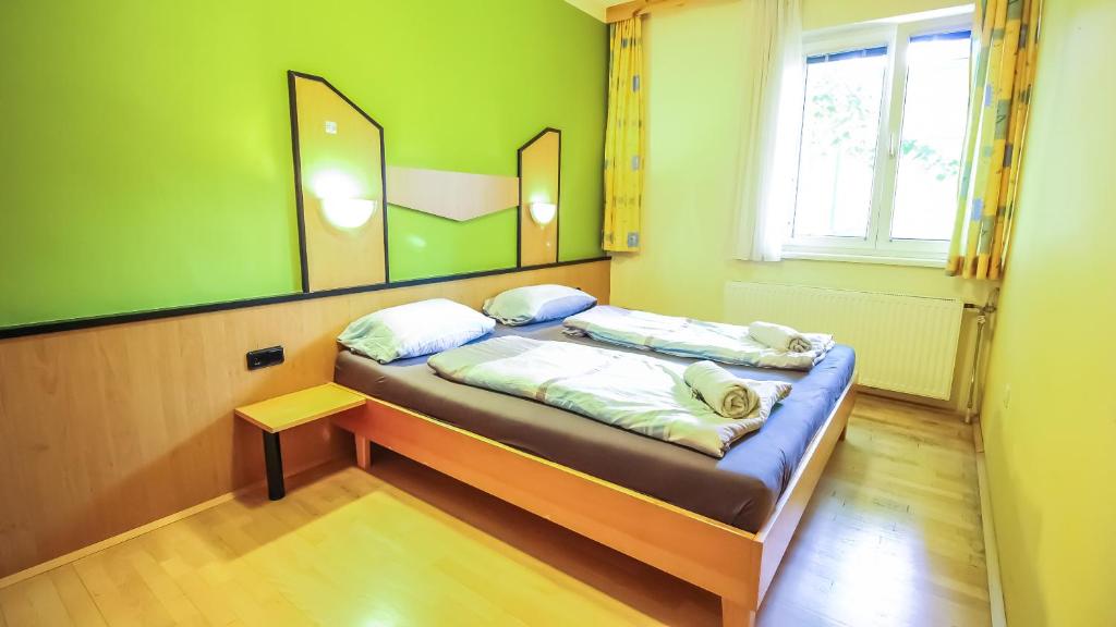 H Q Private double bed room with bathroom, Vienna (updated prices 2024)