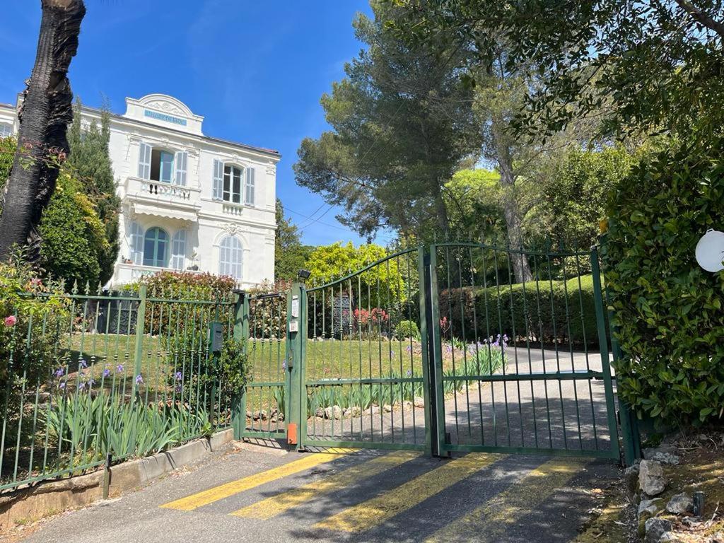 une porte verte devant une maison blanche dans l'établissement Villa Bourgoise chez Perette à 7 mn en voiture de la croisette, à Cannes
