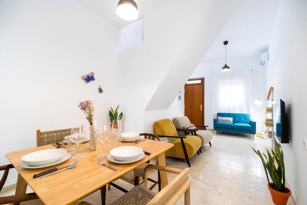 comedor y sala de estar con mesa de madera en La Casa Verde, en Almería