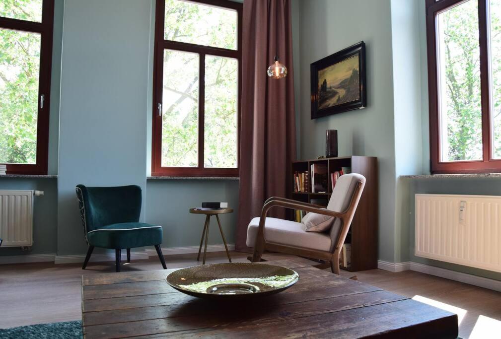 德勒斯登的住宿－Schöne Wohnung in Dresden - Neustadt，客厅配有两把椅子和一张桌子