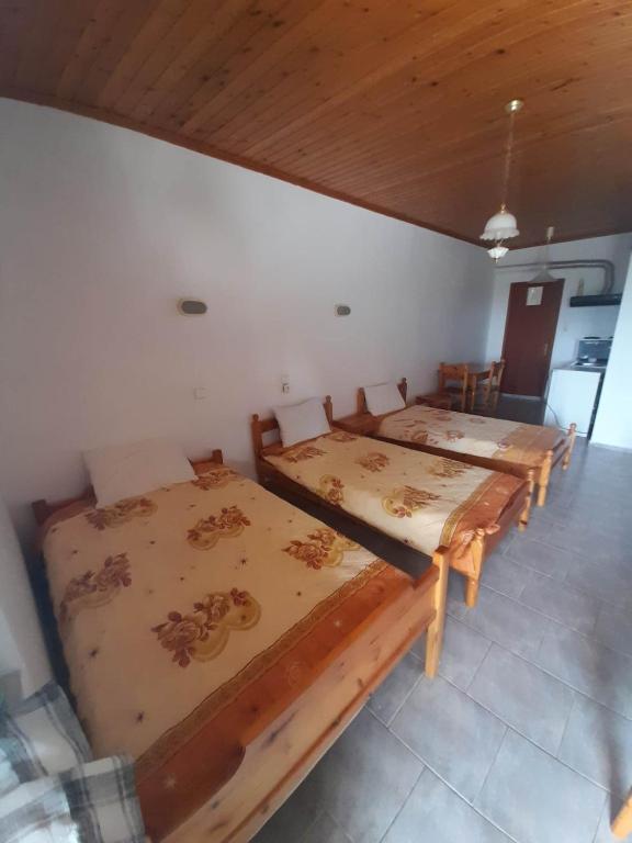 Postel nebo postele na pokoji v ubytování Christina Sunny Rooms