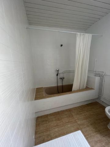ein Bad mit einer Badewanne und einem WC in der Unterkunft Hostal Real in Vigo