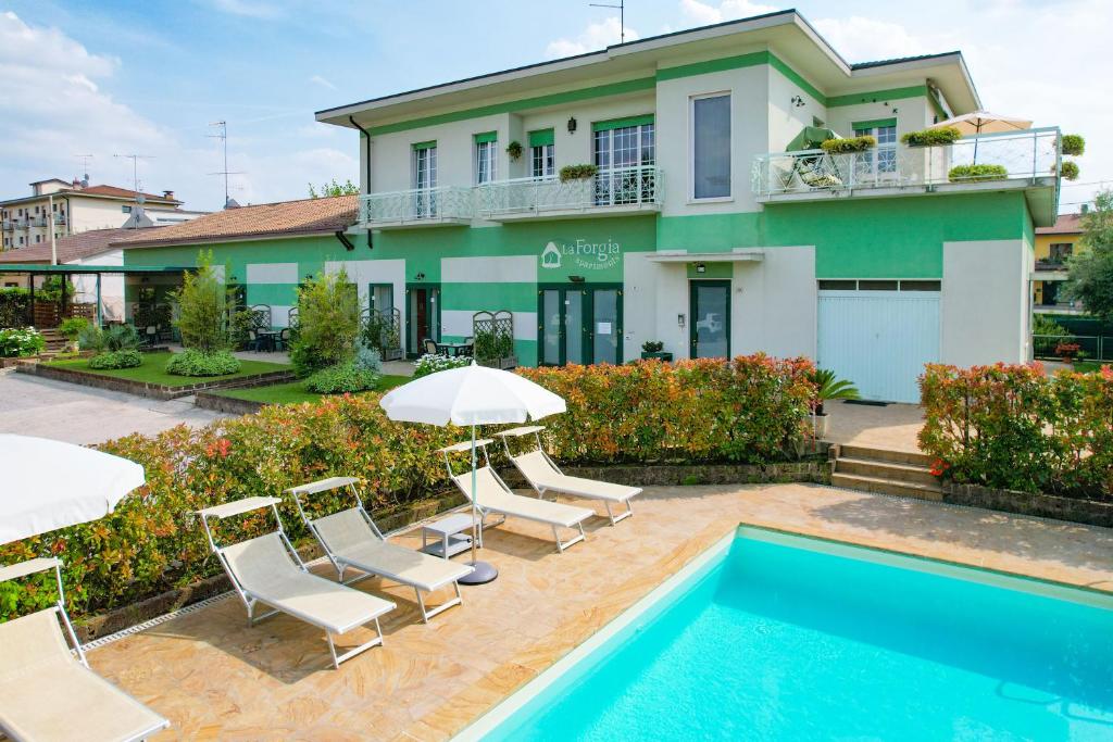 willa z basenem i domem w obiekcie La Forgia Apartments w mieście Peschiera del Garda