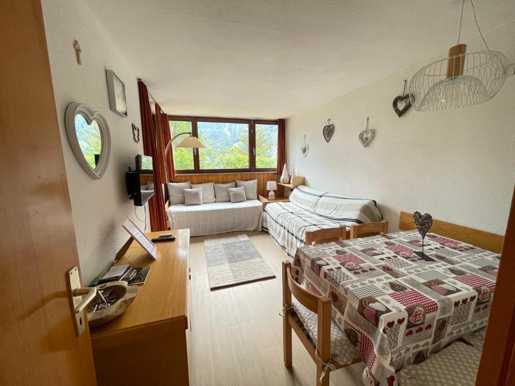 - un salon avec un lit et un canapé dans l'établissement Casa i Larici del Brenta, à Folgarida
