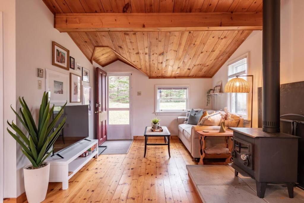 Hackett's Cove Oceanfront Tiny Cottage for Two, Hacketts Cove (updated prices 2024)