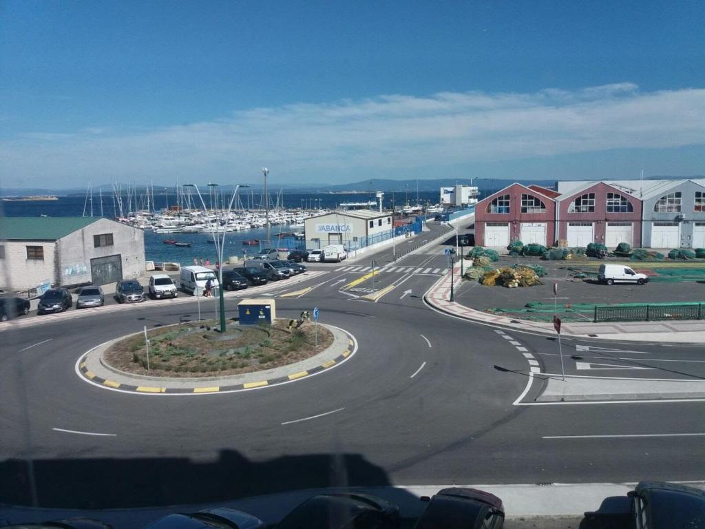 uma rua numa cidade com edifícios e um porto em La casita de la playa em Ribeira