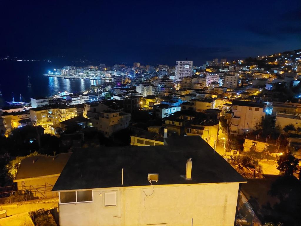 uma vista da cidade à noite em Saranda Boutique Hostel em Sarandë