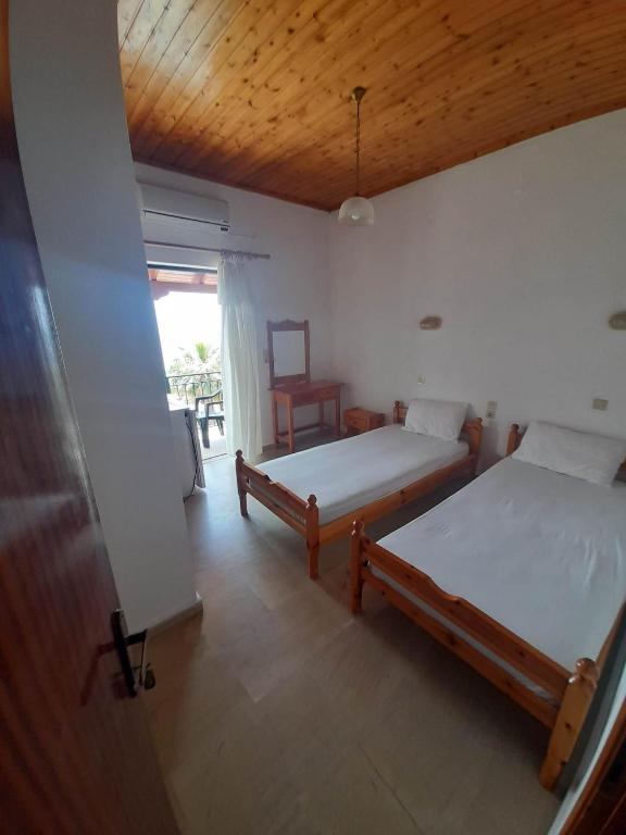 Postel nebo postele na pokoji v ubytování Christina Sunny Rooms