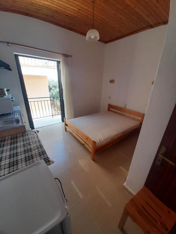 Postel nebo postele na pokoji v ubytování Christina Sunny Rooms