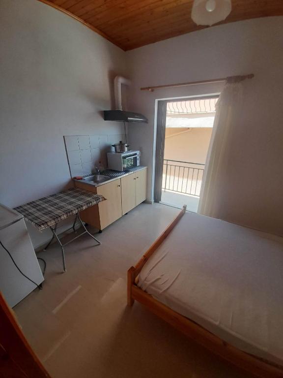 Postel nebo postele na pokoji v ubytování Christina Sunny Rooms