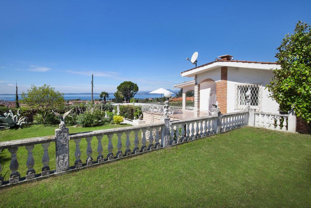 a fence in the yard of a house at Villa Florinda in Bardolino