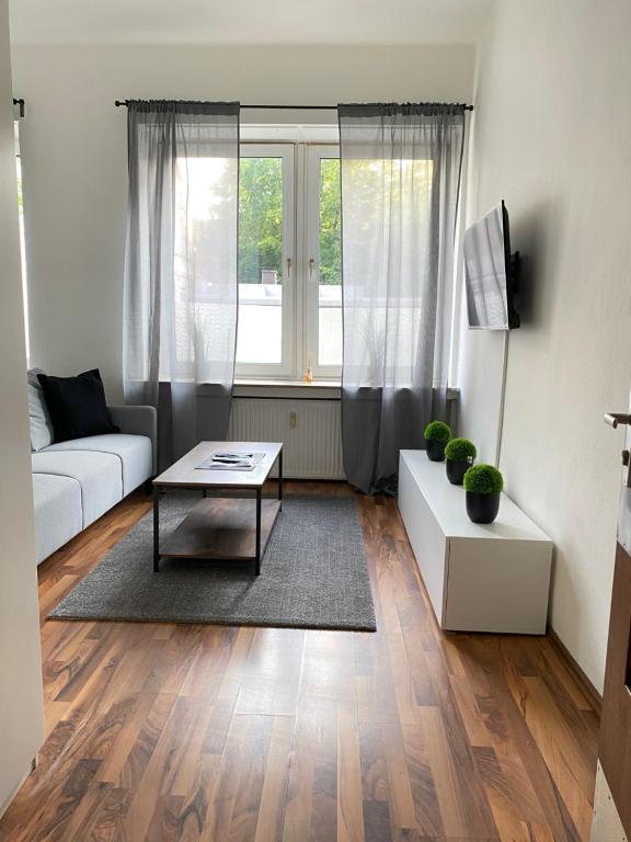 ein Wohnzimmer mit einem Sofa und einem Tisch in der Unterkunft Ruhrpott Apartment Zentral in Herne