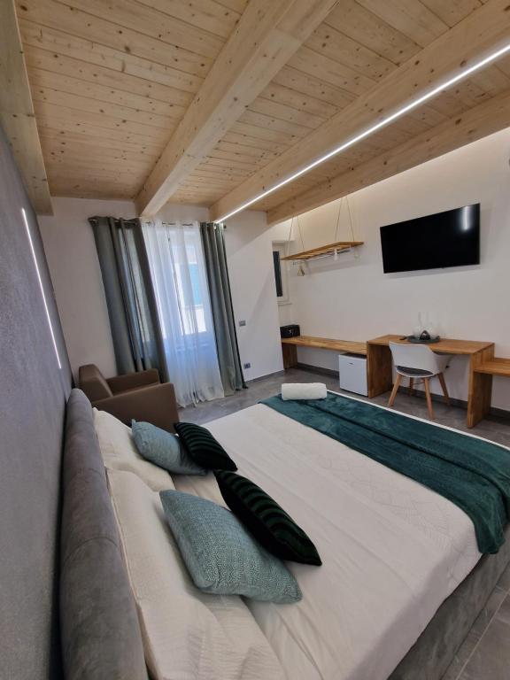 Postel nebo postele na pokoji v ubytování MARLA ROOMS
