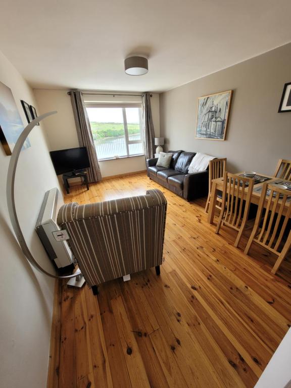 Posezení v ubytování Broadhaven Bay Apartment